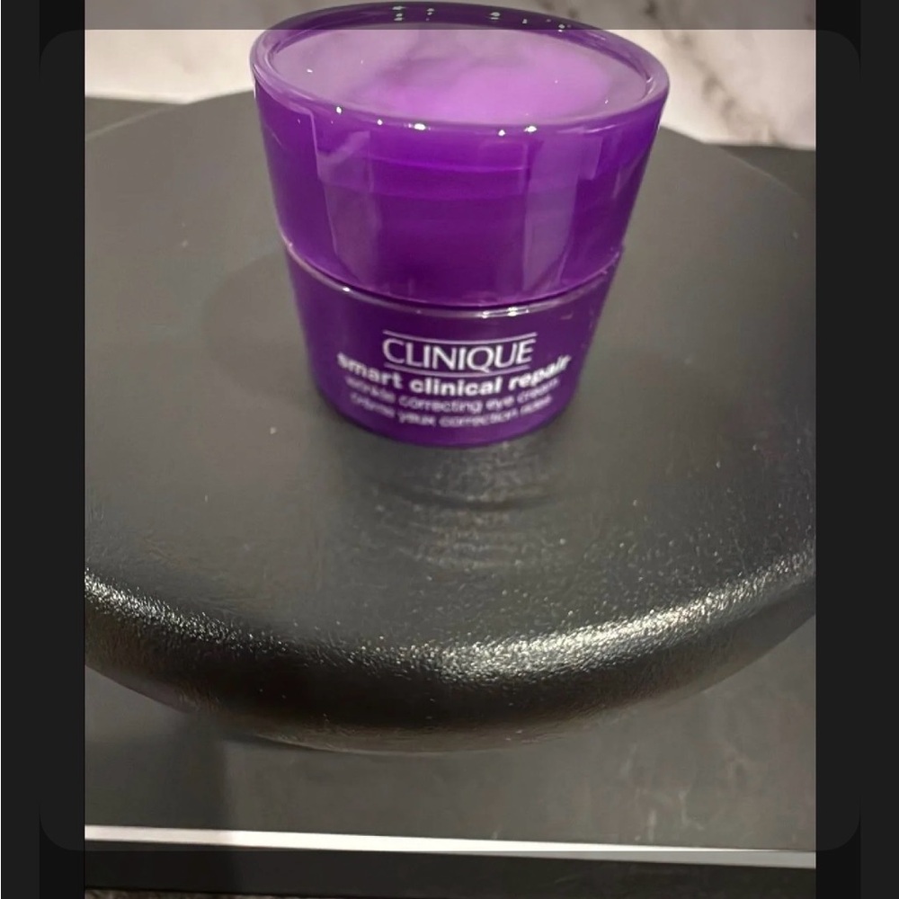 Clinique Smart Clinical Repair Eye Cream in Bold Purple